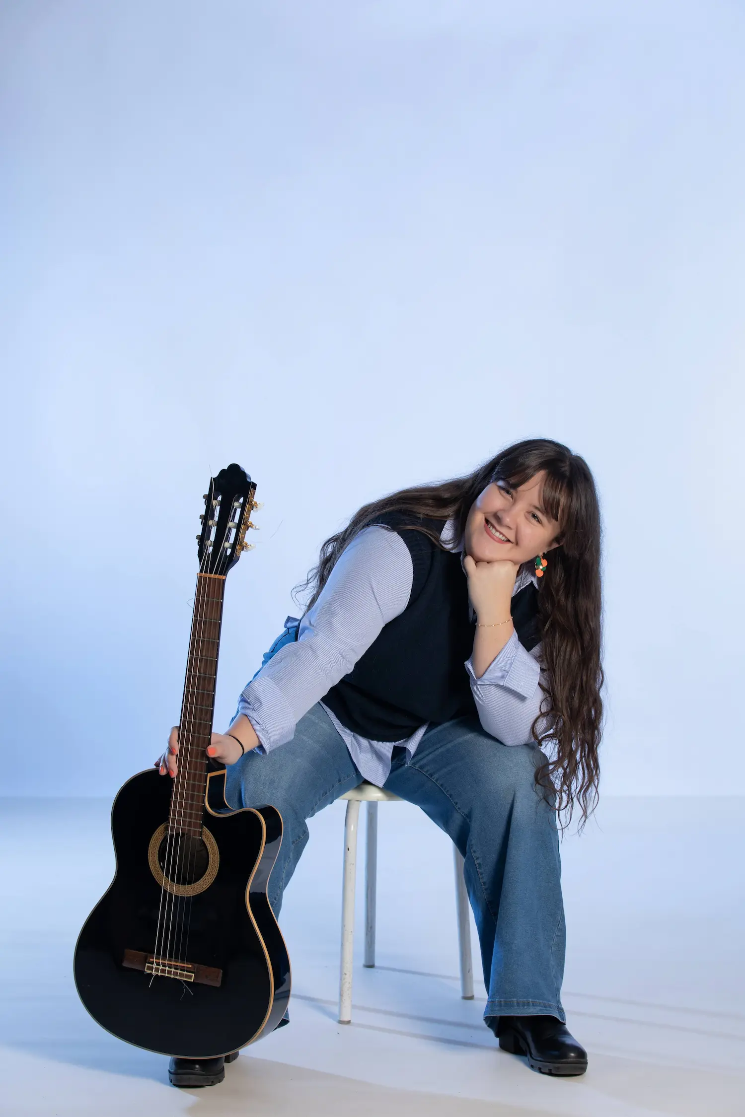 Luta avec sa guitare acoustique